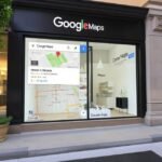 Fachada de una clínica de belleza con el logo de Google Maps y un mapa visible, simbolizando el posicionamiento local y la visibilidad en Google Maps