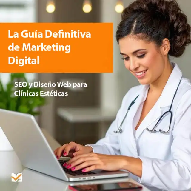 Dueña de una clínica estética escribiendo en su portátil mientras planifica su estrategia de marketing digital y SEO con Wibella