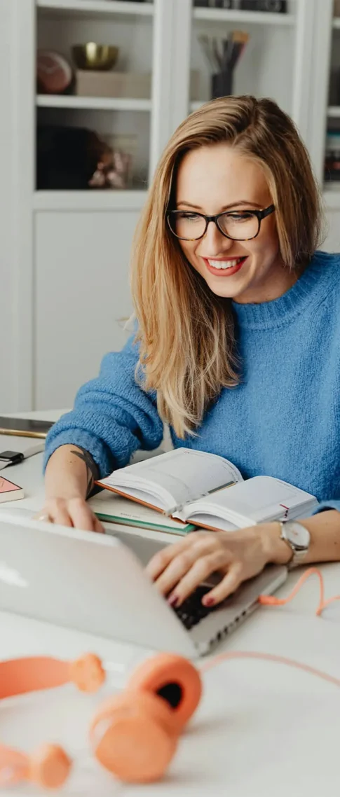 Mujer usando portátil para agendar cita online con Wibella – diseño web para clínicas de belleza en Madrid {{brizy_dc_image_alt imageSrc=